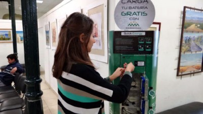 Un dispositivo público para cargar celulares en Maipú