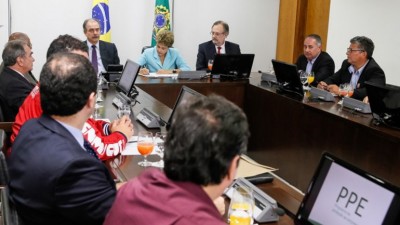 Brasil autoriza a las empresas en crisis, reducir horas de trabajo y los salarios