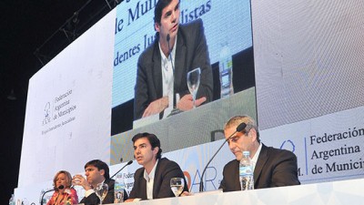 El Gobernador de Salta expuso sobre el modelo de descentralización de Salta ante intendentes de todo el país