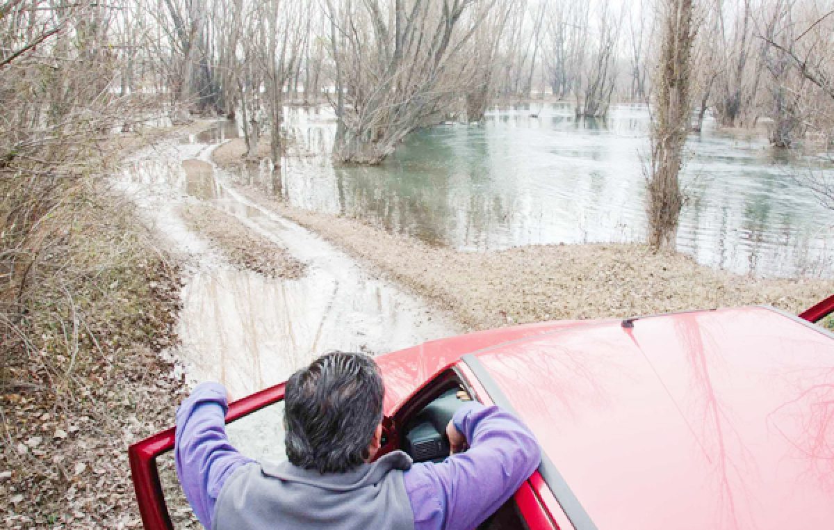 La tensa vigilia de los que viven a orillas del Limay