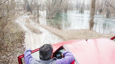 La tensa vigilia de los que viven a orillas del Limay