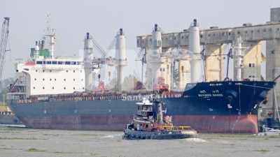 Un buque granelero completa la carga de 530 camiones con trigo en el Puerto de Santa Fe
