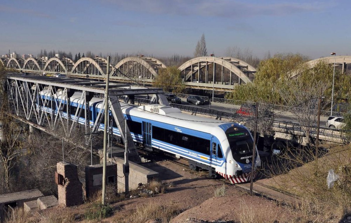 El tren del Valle ya une las ciudades de Neuquén y Cipolletti, tras décadas de ausencia ferroviaria
