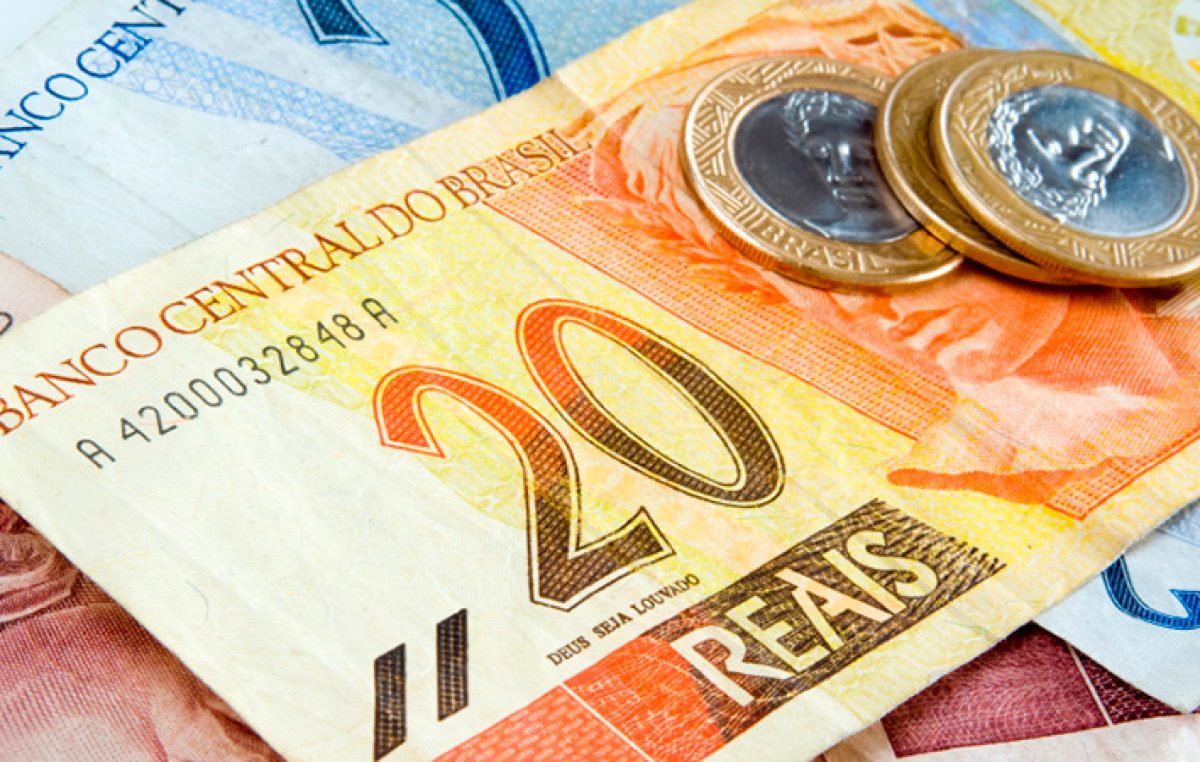 Sigue la devaluación del real que acumula 32% en un año