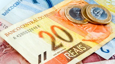 Sigue la devaluación del real que acumula 32% en un año