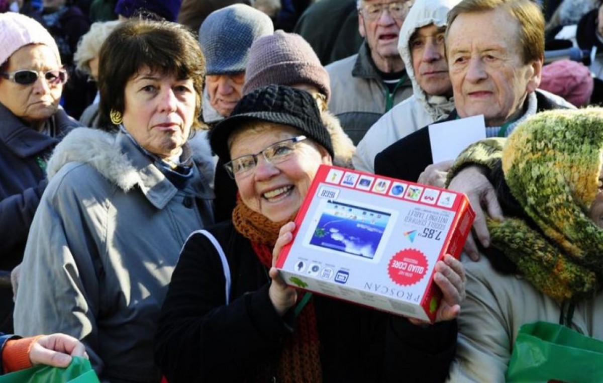 Los jubilados uruguayos comienzan a recibir tablets y conexión a internet