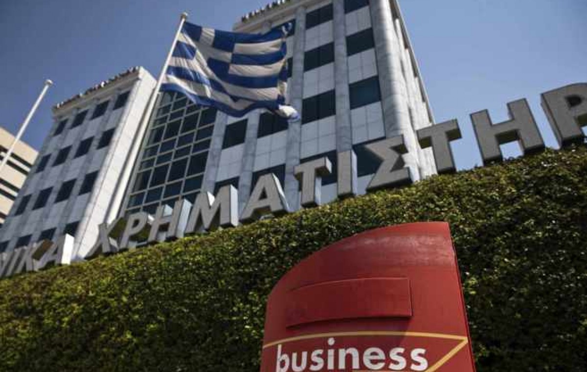 Después de cinco semanas de cierre, la Bolsa griega reabrió y se hundió en picada
