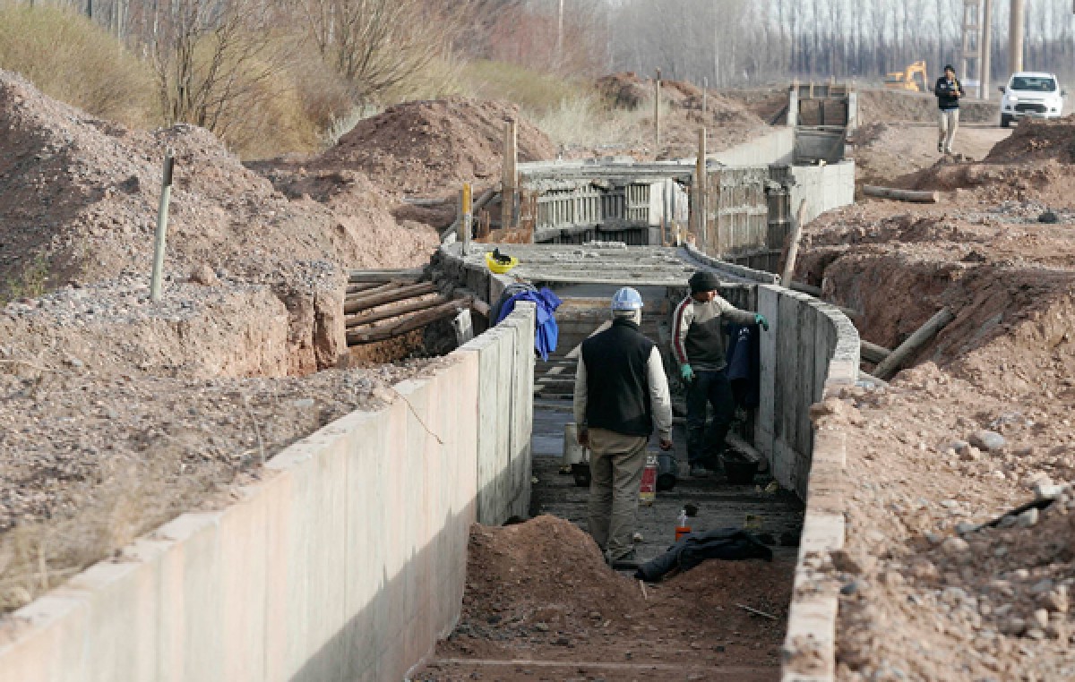 Avanza una millonaria obra de riego para chacras en El Chañar