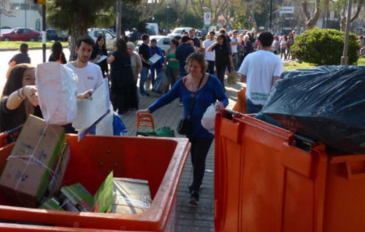 Los rosarinos se suman al canje de residuos reciclables por verduras orgánicas