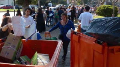Los rosarinos se suman al canje de residuos reciclables por verduras orgánicas