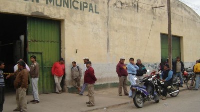 Los reclamos salariales tienen a Mosconi totalmente paralizado