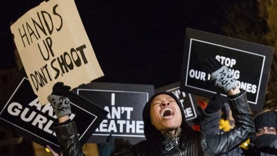 A un año de la muerte del joven negro que desató las protestas en EEUU, el racismo policial continúa