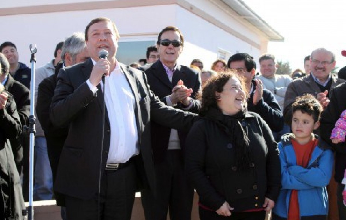 El Gobernador entregó viviendas en Regina