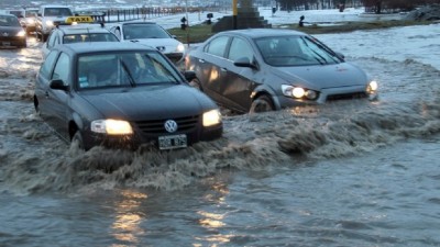 Temporal en Ushuaia: Voladuras de techos, caídas de árboles y sectores inundados