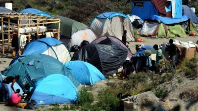 Francia y el Reino Unido buscan frenar la avalancha de refugiados