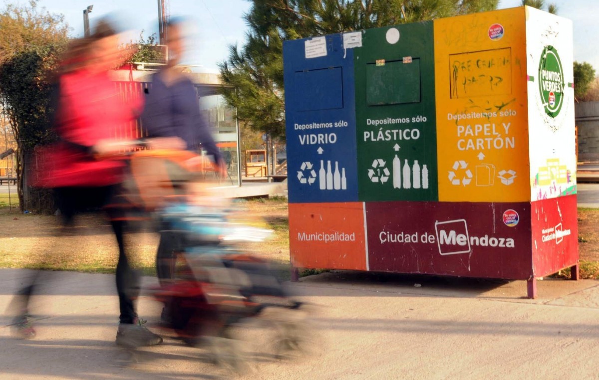 Instalan 15 contenedores más para separar y reciclar residuos en Mendoza
