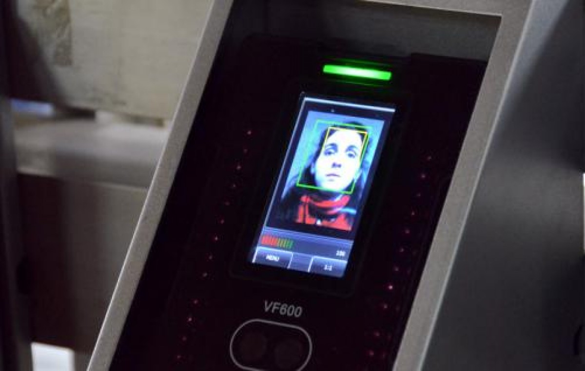 Municipales de Córdoba tendrán que «poner la cara» ante un reloj facial para dar el presente