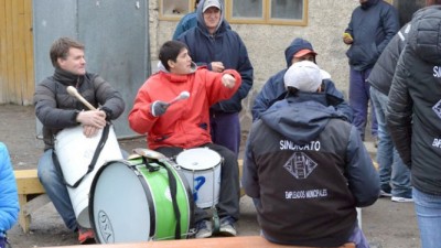 Municipales de Esquel levantaron retención de servicio, pero sigue vivo el conflicto