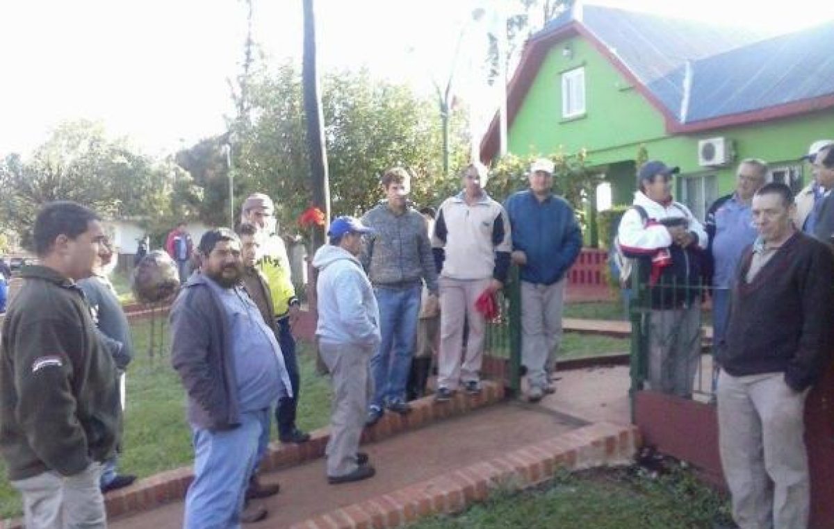 El Soberbio: Empleados reclaman frente a la Municipalidad