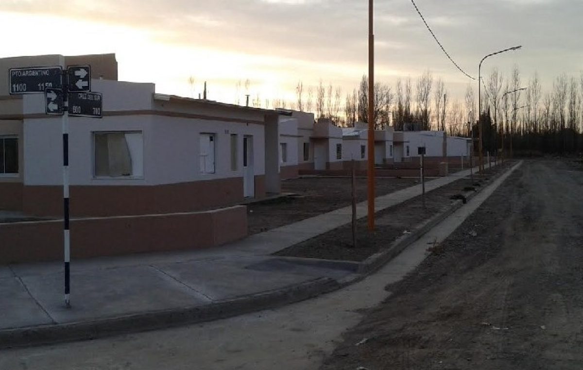 El Gobernador entregó viviendas en Regina