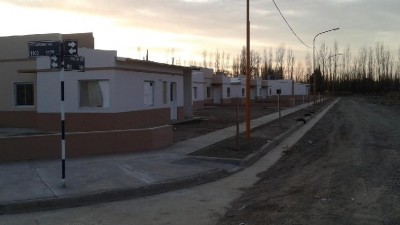 El Gobernador entregó viviendas en Regina