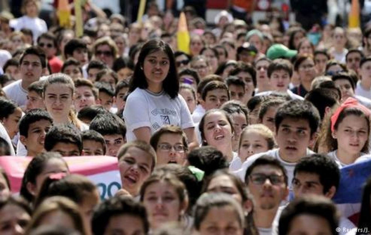 Multitudinaria marcha de estudiantes paraguayos por mejoras en educación