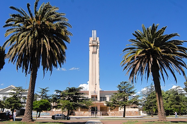 vistas de la plaza y municipalidad de tornquist