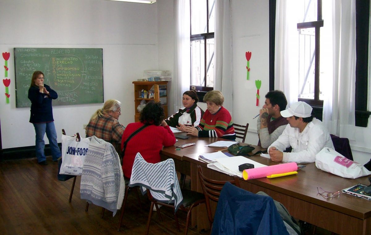 Unos 300 marplatenses aprenden a leer y escribir con el programa municipal