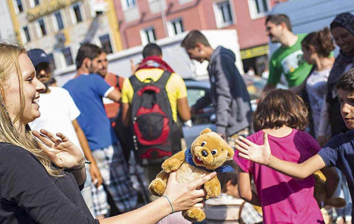 El Papa da ejemplo y cobija refugiados