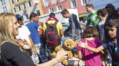 El Papa da ejemplo y cobija refugiados