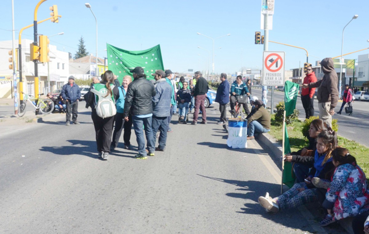 Los municipales de Plottier continúan en pie de guerra