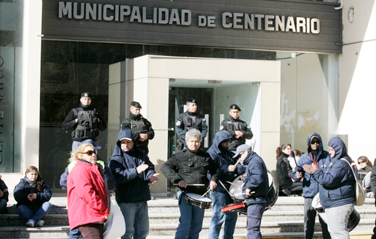 Siguen las protestas de trabajadores en Centenario y Plottier