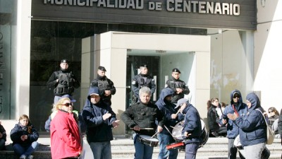 Siguen las protestas de trabajadores en Centenario y Plottier