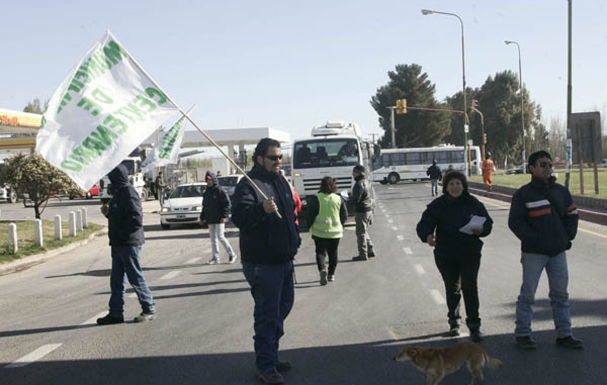 Caos vehicular por un piquete de los municipales de Centenario en la Ruta 7