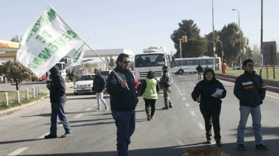 Caos vehicular por un piquete de los municipales de Centenario en la Ruta 7