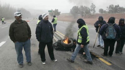 Municipales de Centenario cortan Ruta 7 y bloquean los caminos a Vaca Muerta