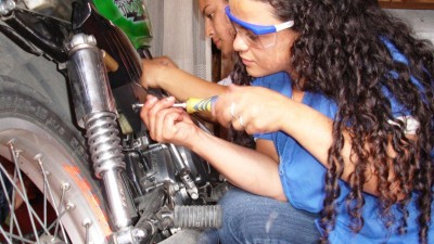 Salta: Mecánicas y herreras ganan un mercado laboral que era de hombres
