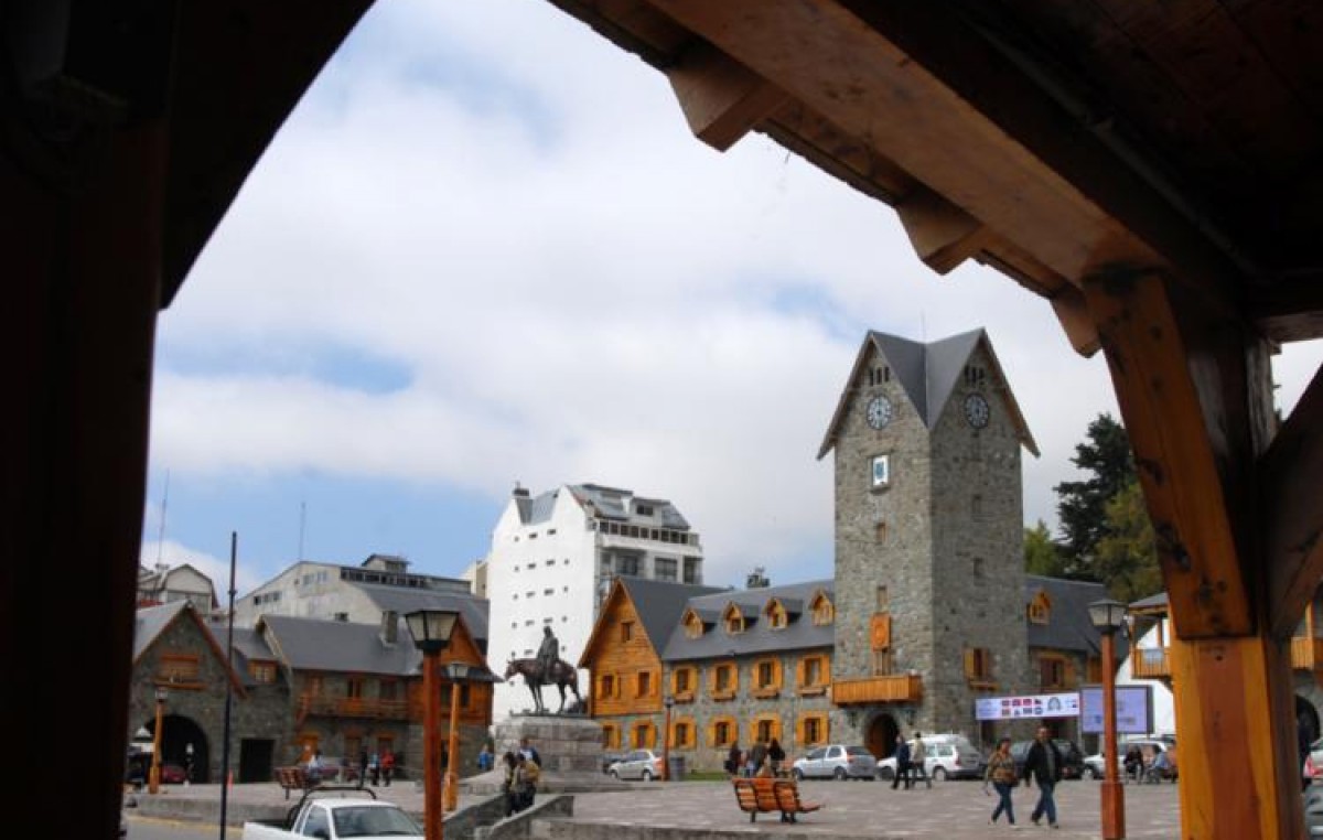 La Intendenta de Bariloche firmó el pase a planta de 500 agentes