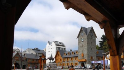 La Intendenta de Bariloche firmó el pase a planta de 500 agentes