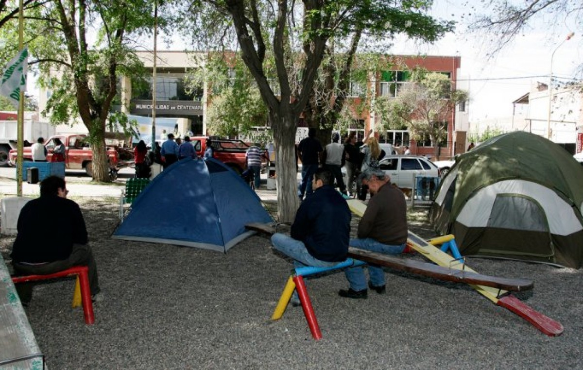 Centenario: Instalaron carpas a la espera de una reunión con el Intendente