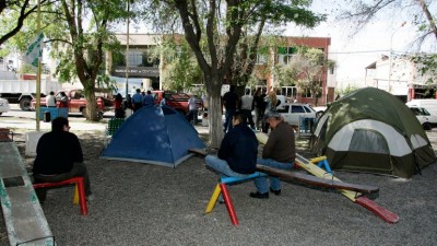 Centenario: Instalaron carpas a la espera de una reunión con el Intendente