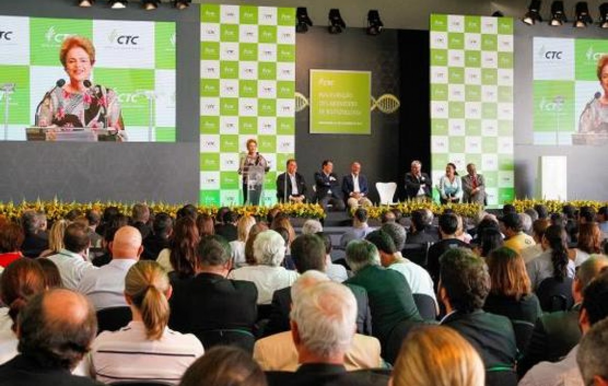 Rousseff endurece su discurso contra la oposición destituyente
