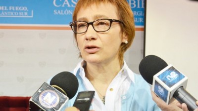 La gobernadora cuestionó a la Legislatura por sancionar una ley que destina fondos a Ushuaia y Río Grande