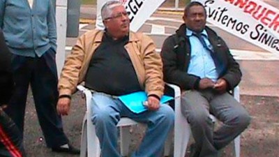 Uruguay: un intendente se encadenó para que le arreglen una ruta