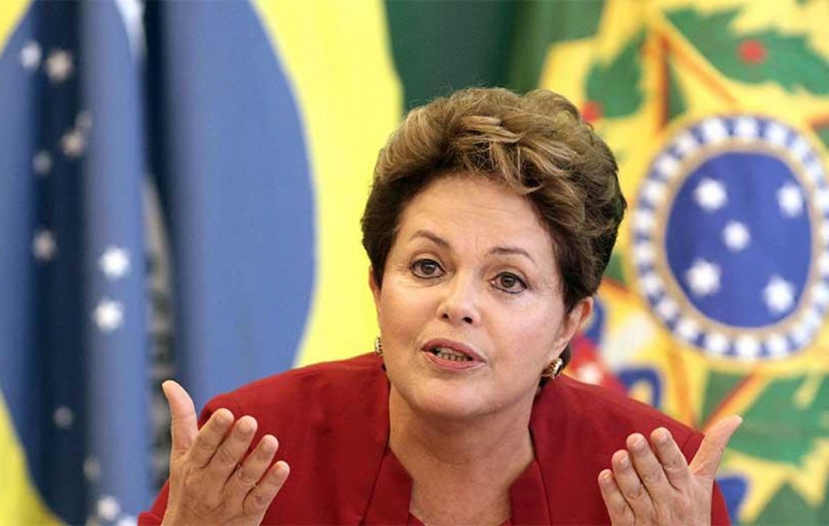 Rousseff aseguró que su ministro de Hacienda se queda en el gabinete