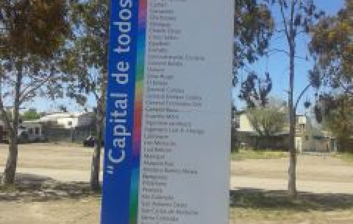 Cartel de ingreso a Viedma con una referencia de los 39 municipios de la provincia
