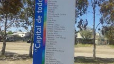 Cartel de ingreso a Viedma con una referencia de los 39 municipios de la provincia