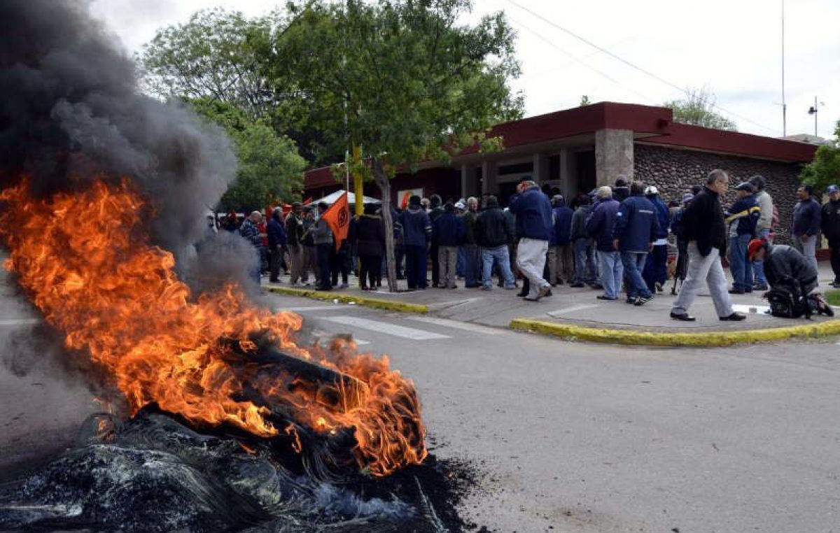 Sueldos atrasados en Santa Rosa: hubo reclamos en la comuna y cortes de la ruta 7
