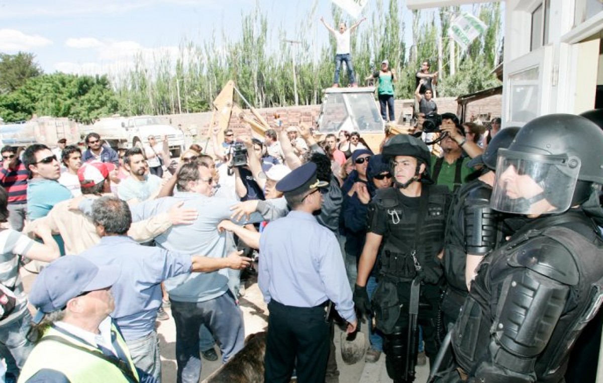 Centenario: municipales resistieron el desalojo