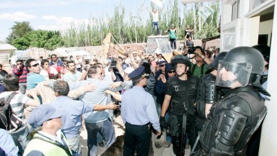 Centenario: municipales resistieron el desalojo